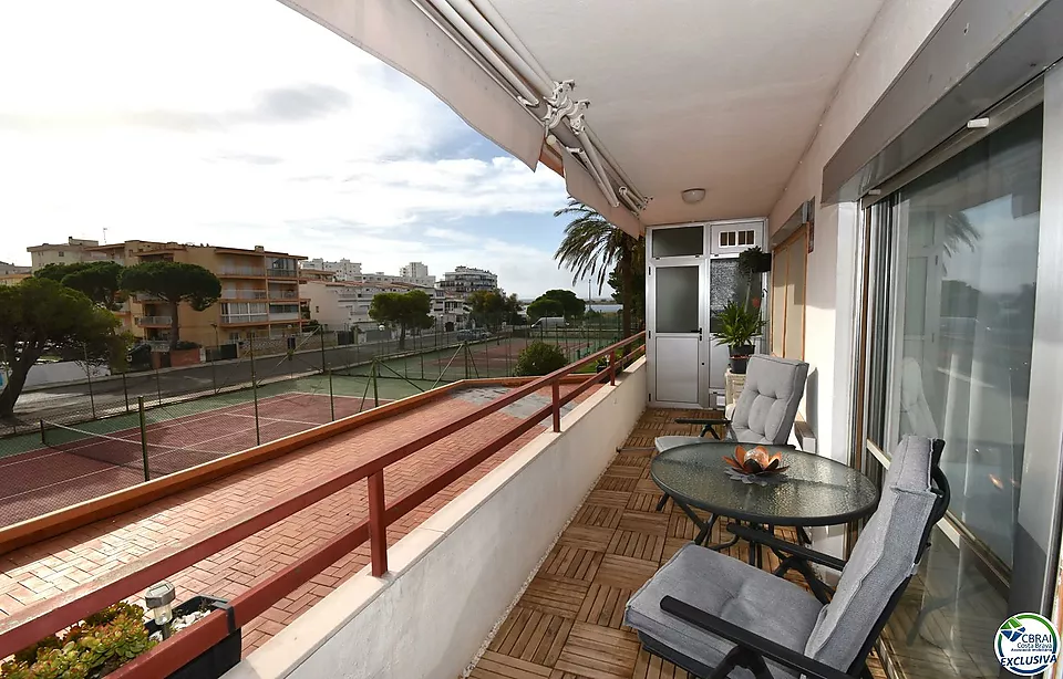 Apartament reformat amb un dormitori, vista lateral al mar i piscina comunitària