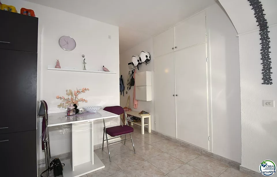 Apartament reformat amb un dormitori, vista lateral al mar i piscina comunitària