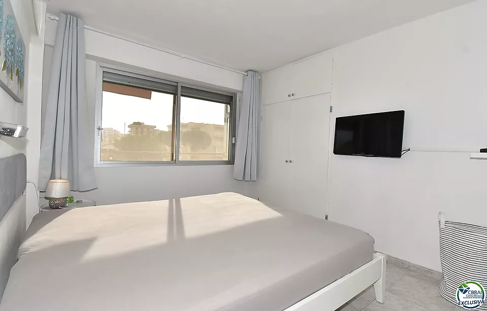 Apartament reformat amb un dormitori, vista lateral al mar i piscina comunitària