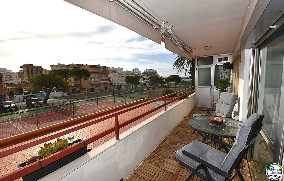 Apartament reformat amb un dormitori, vista lateral al mar i piscina comunitària