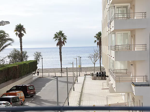 Bonito apartamento con vistas al mar, 2 dormitorios, 2 terrazas y a 100 metros de la playa.