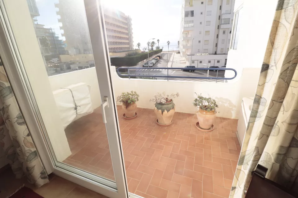 Bonito apartamento con vistas al mar, 2 dormitorios, 2 terrazas y 100 metros de la playa.