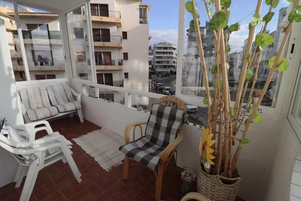 Bonito apartamento con vistas al mar, 2 dormitorios, 2 terrazas y 100 metros de la playa.