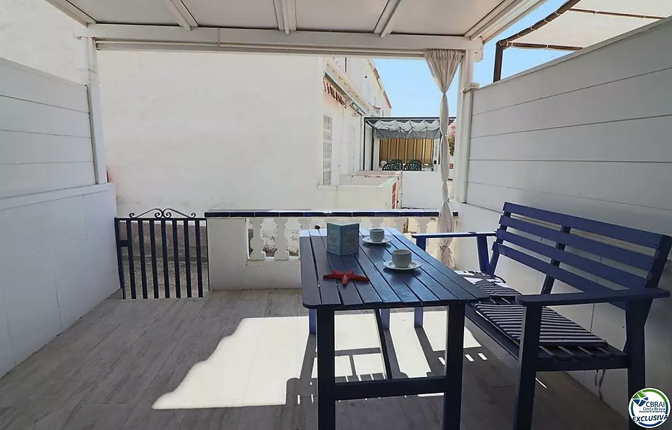 Casa con gran terraza al sur adosada ubicada en la zona de Sant Maurici en Empuriabrava