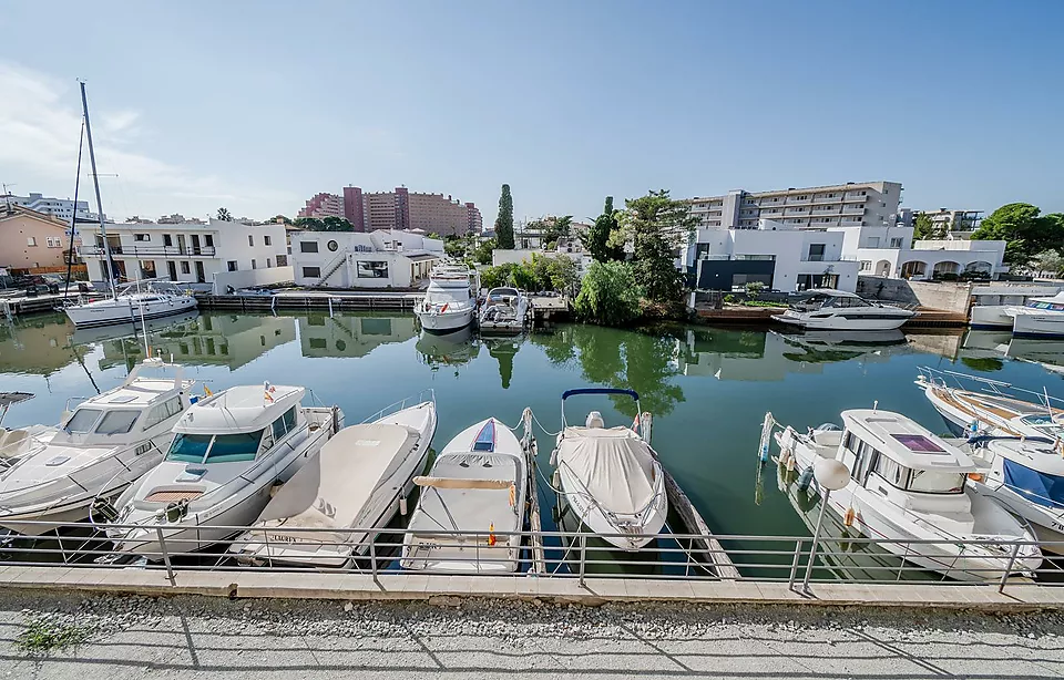 BONIC ESTUDI AMB TERRASSA I VISTES AL CANAL