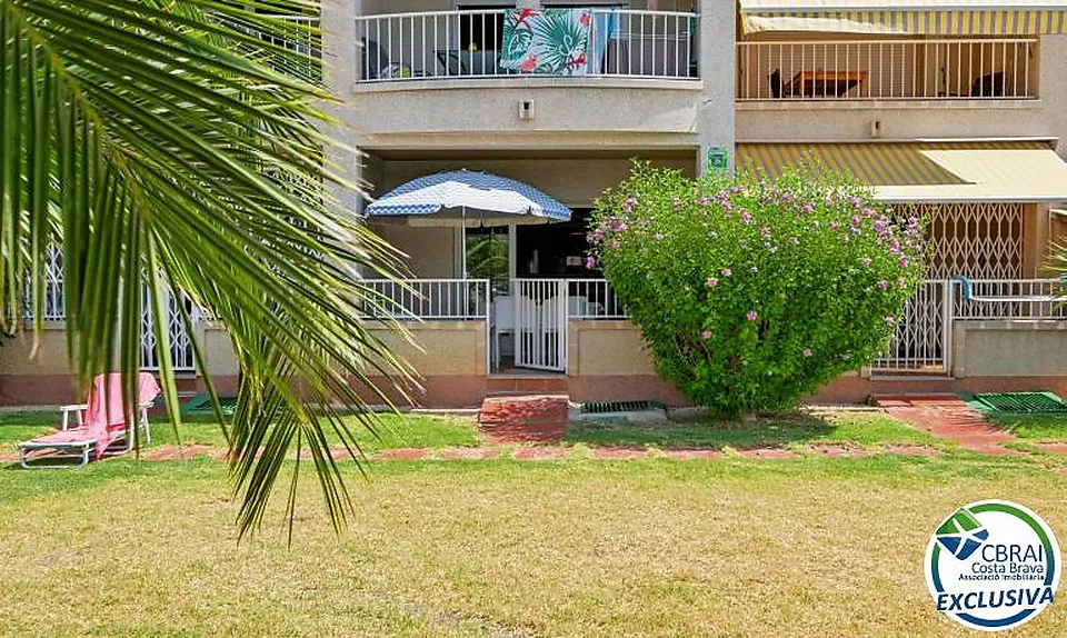 SANT MAURICI Apartament a planta baixa amb piscina i jardins comunitaris amb llicència turística