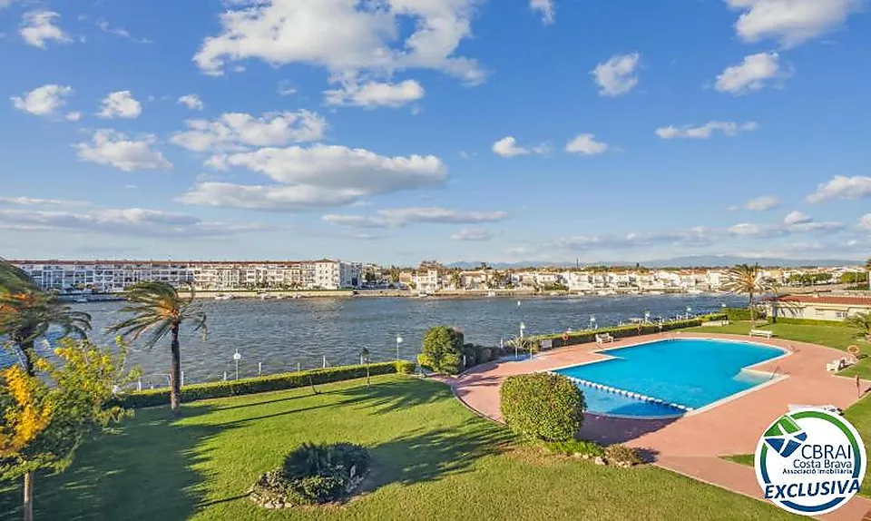 SANT MAURICI Apartament a planta baixa amb piscina i jardins comunitaris amb llicència turística