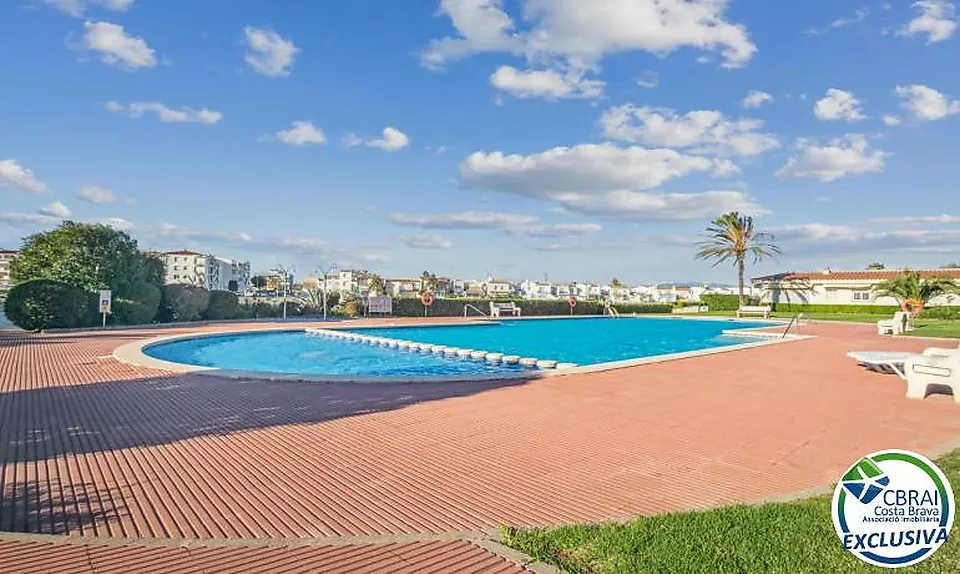 SANT MAURICI Apartament a planta baixa amb piscina i jardins comunitaris amb llicència turística