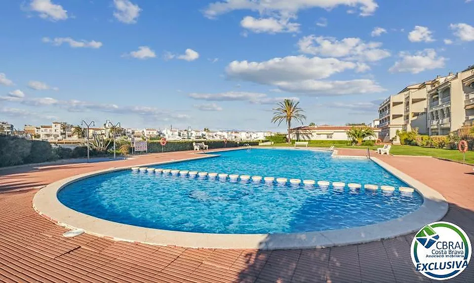 SANT MAURICI Apartament a planta baixa amb piscina i jardins comunitaris amb llicència turística