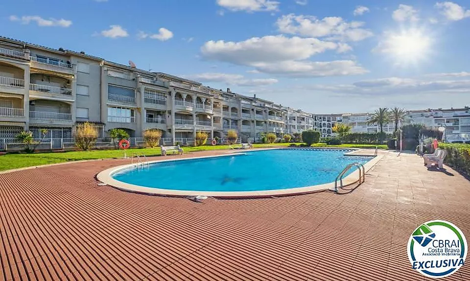 SANT MAURICI Apartament a planta baixa amb piscina i jardins comunitaris amb llicència turística