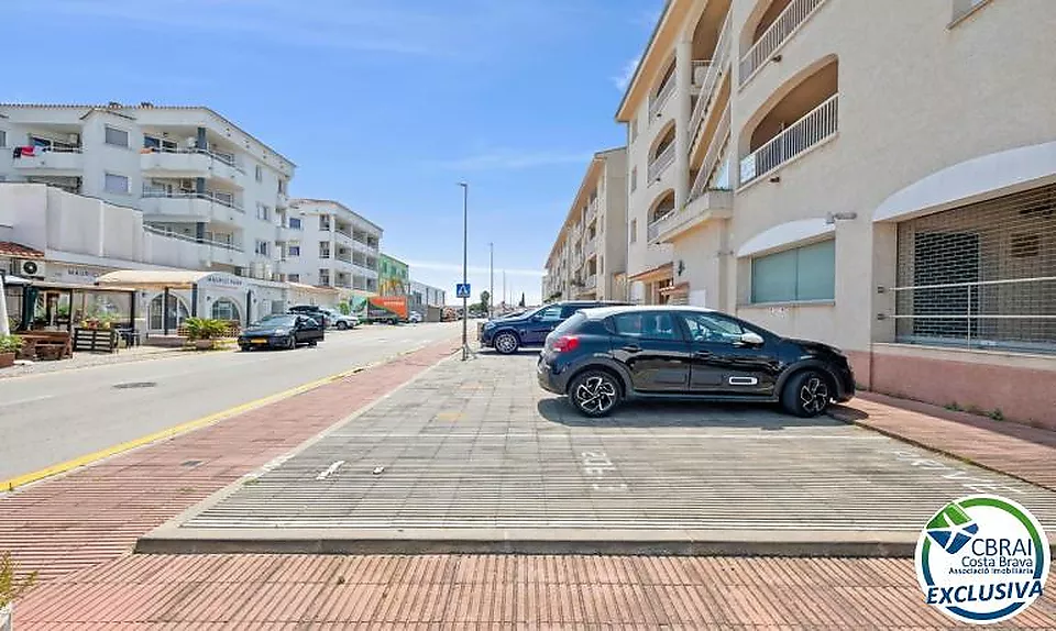 SANT MAURICI Apartament a planta baixa amb piscina i jardins comunitaris amb llicència turística