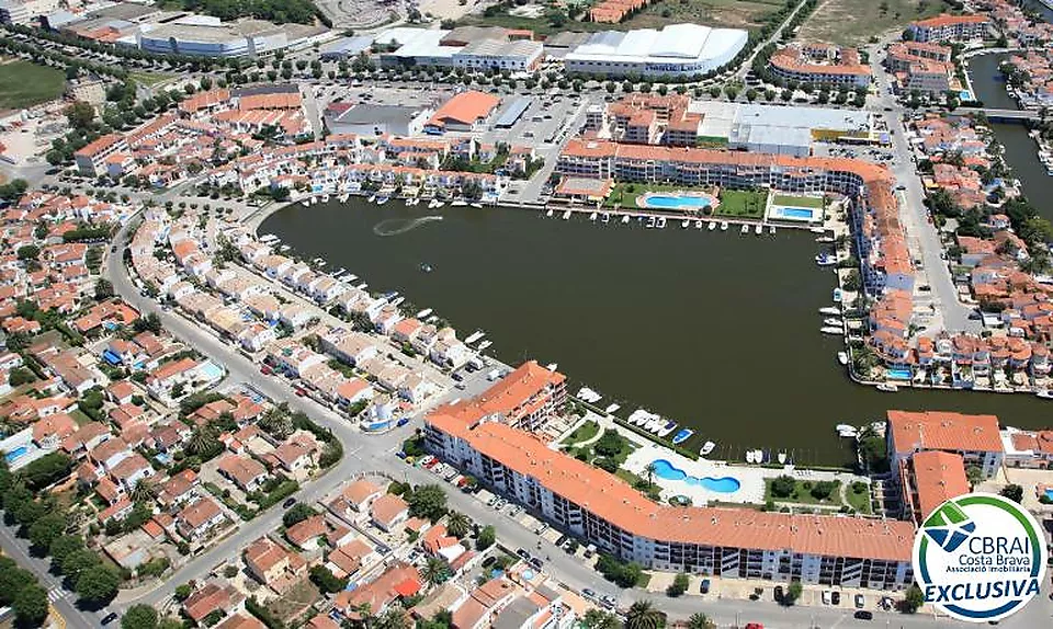 SANT MAURICI Apartament a planta baixa amb piscina i jardins comunitaris amb llicència turística