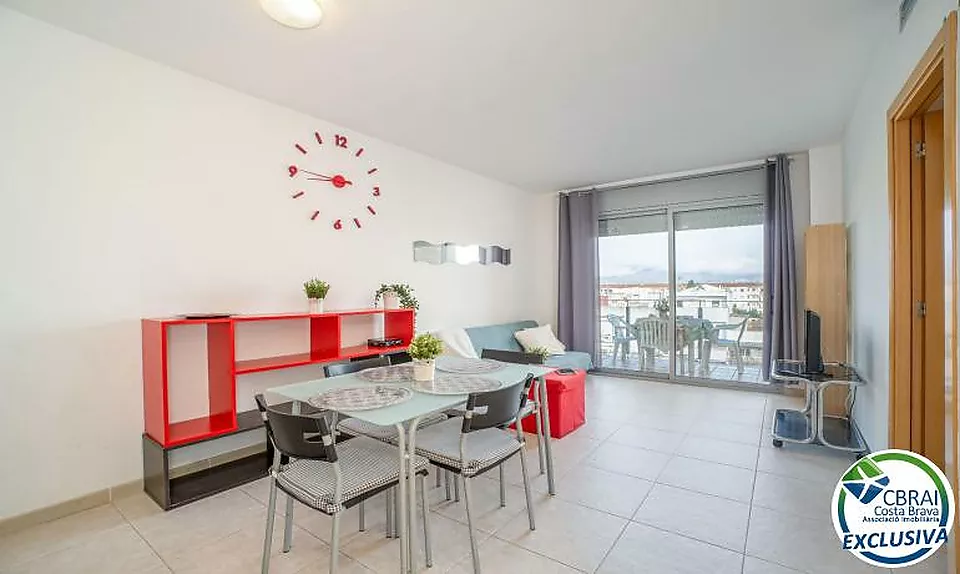 PUIG ROM EMPURIABRAVA Apartament amb pàrquing i solàrium privats i piscina comunitària