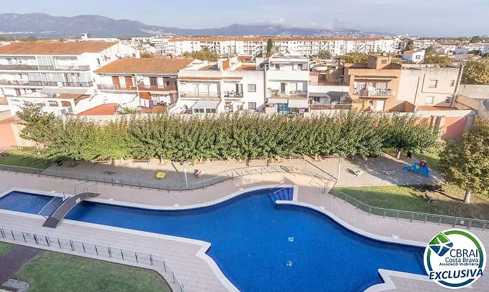 PUIG ROM EMPURIABRAVA Apartament amb pàrquing i solàrium privats i piscina comunitària