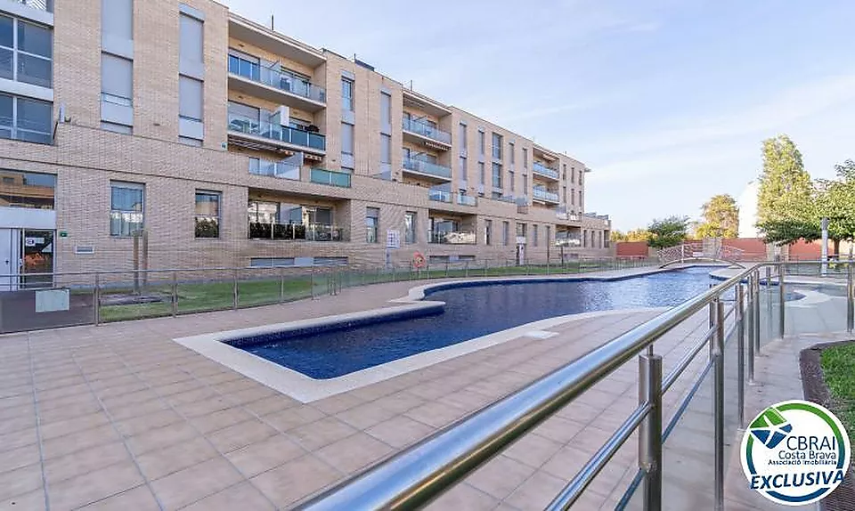 PUIG ROM EMPURIABRAVA Apartament amb pàrquing i solàrium privats i piscina comunitària