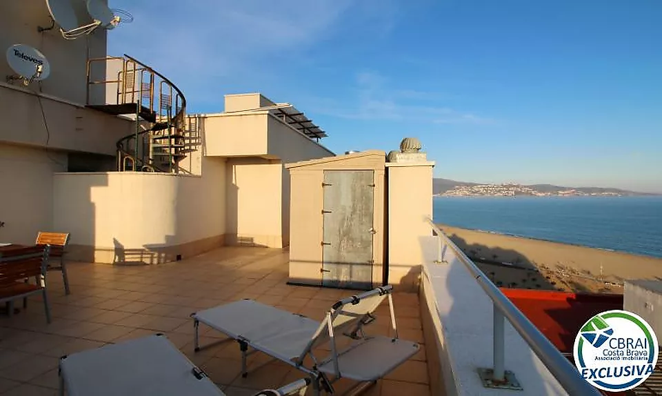 ÀNCORA Àtic amb dos dormitoris i gran terrassa amb vistes al mar i amb llicència turística