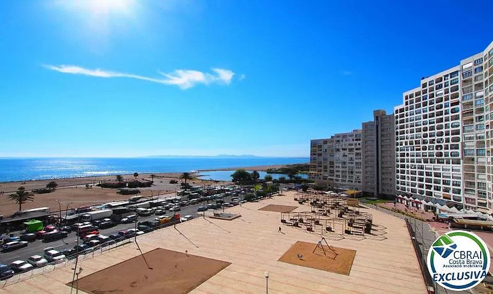 ÀNCORA Àtic amb dos dormitoris i gran terrassa amb vistes al mar i amb llicència turística