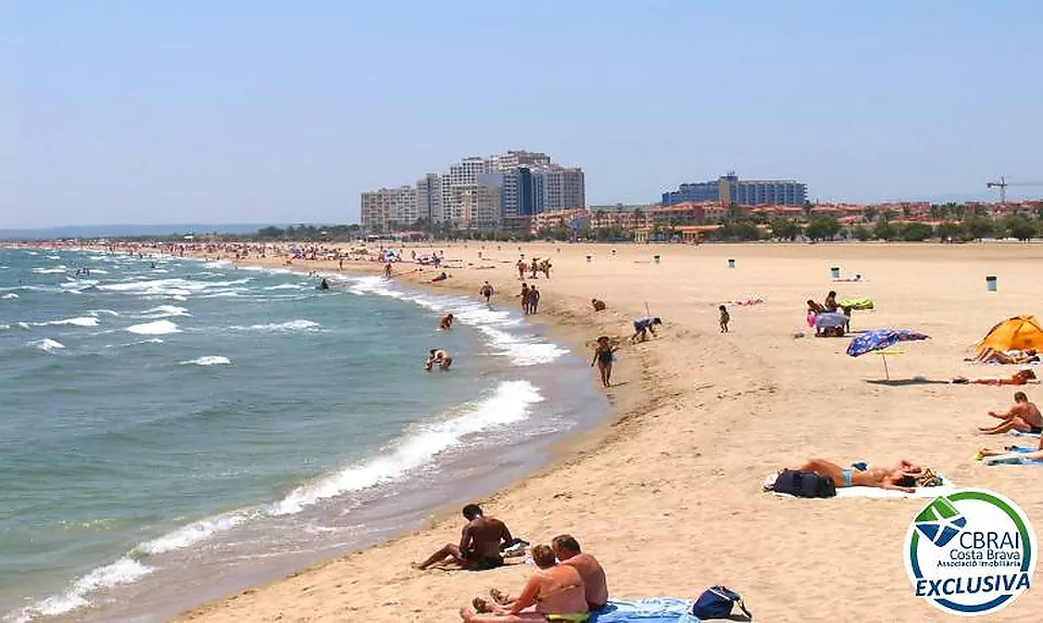 ÀNCORA Àtic amb dos dormitoris i gran terrassa amb vistes al mar i amb llicència turística