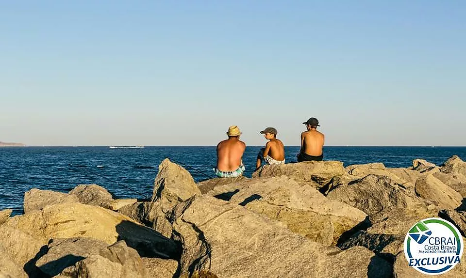 ÀNCORA Àtic amb dos dormitoris i gran terrassa amb vistes al mar i amb llicència turística