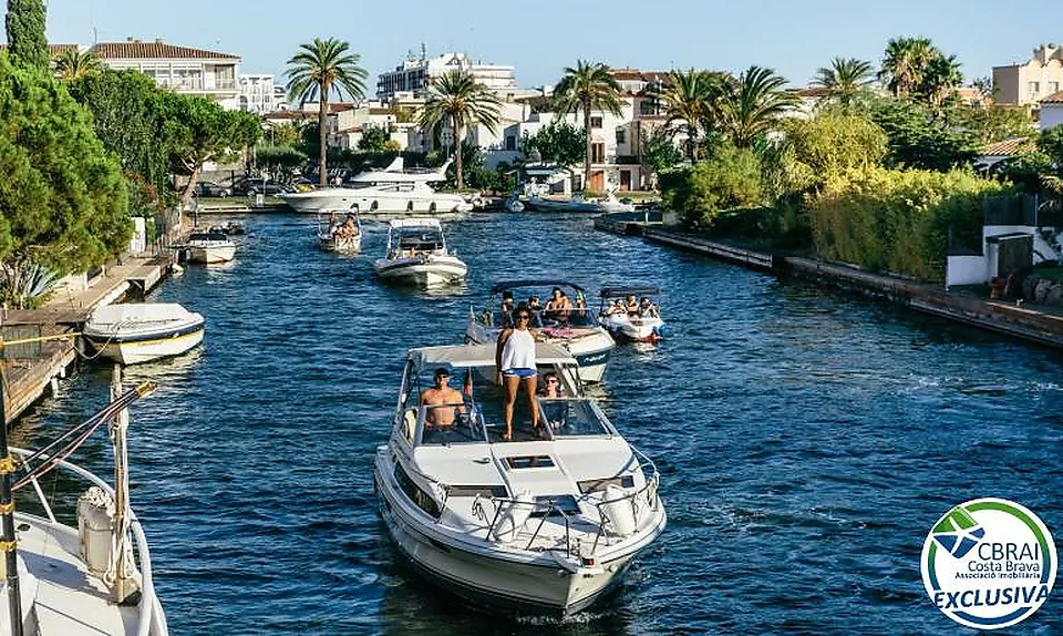 ÀNCORA Àtic amb dos dormitoris i gran terrassa amb vistes al mar i amb llicència turística