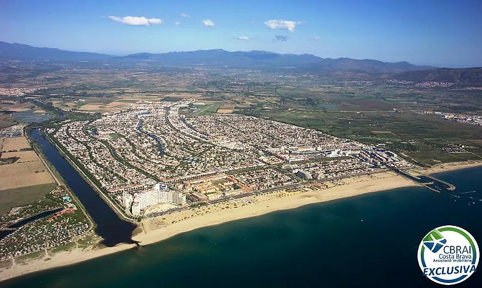 ÀNCORA Àtic amb dos dormitoris i gran terrassa amb vistes al mar i amb llicència turística