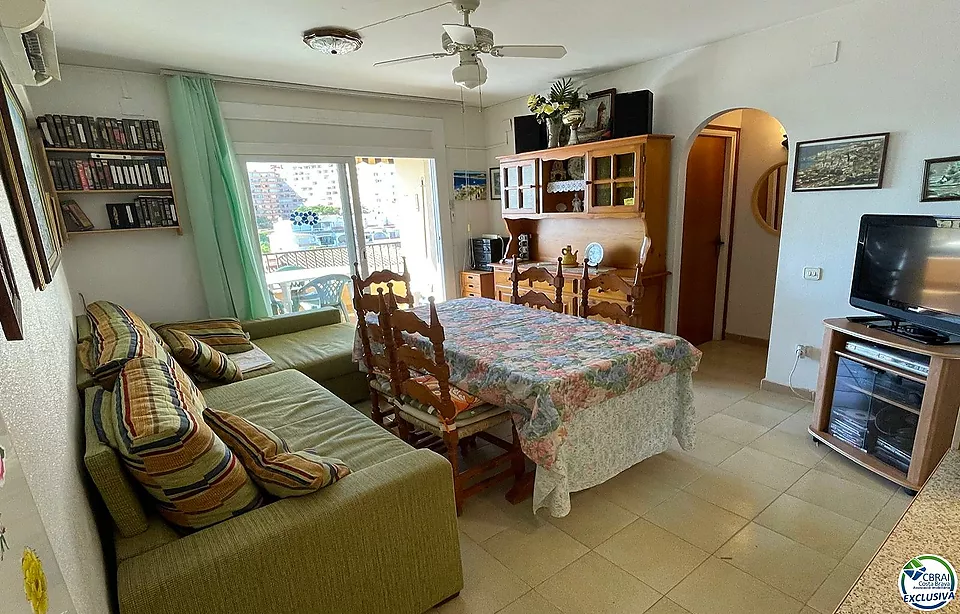 Apartamento de 1 dormitorio con parking privado, bonitas vistas al canal a 200 metros de la playa