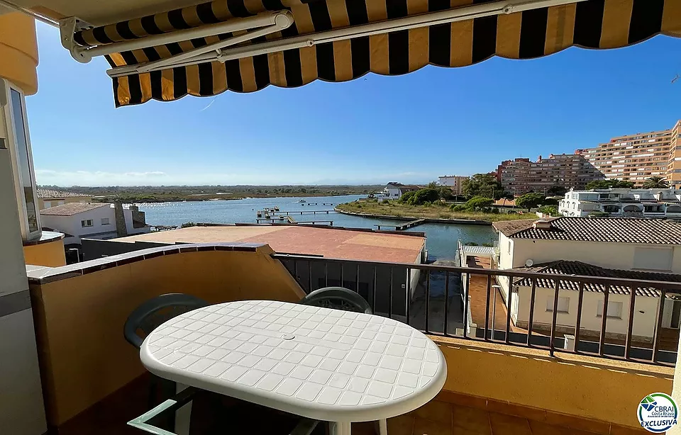 Apartamento de 1 dormitorio con parking privado, bonitas vistas al canal a 200 metros de la playa