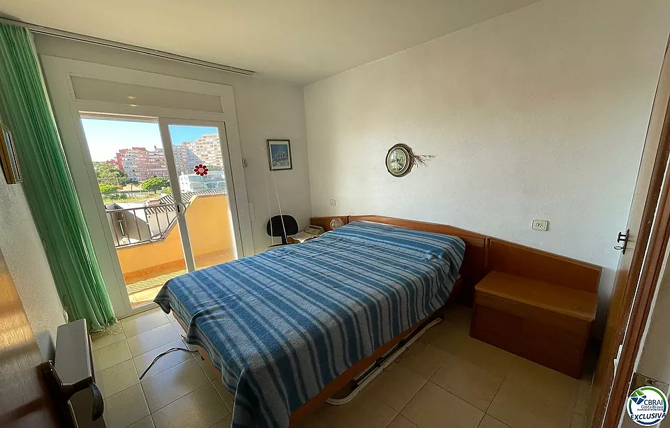 Apartamento de 1 dormitorio con parking privado, bonitas vistas al canal a 200 metros de la playa