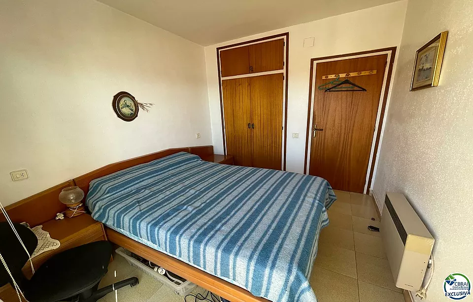 Apartamento de 1 dormitorio con parking privado, bonitas vistas al canal a 200 metros de la playa