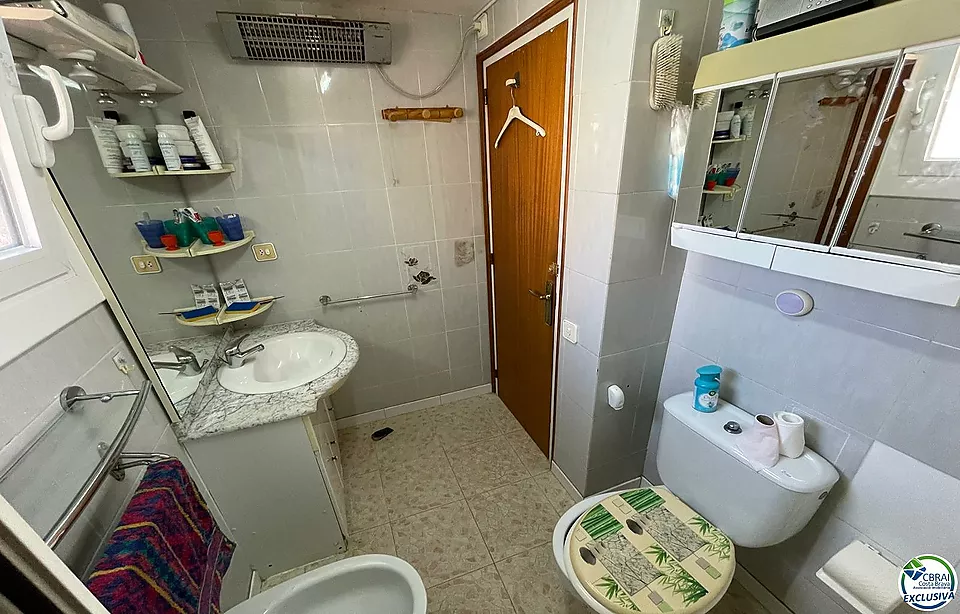 Apartamento de 1 dormitorio con parking privado, bonitas vistas al canal a 200 metros de la playa