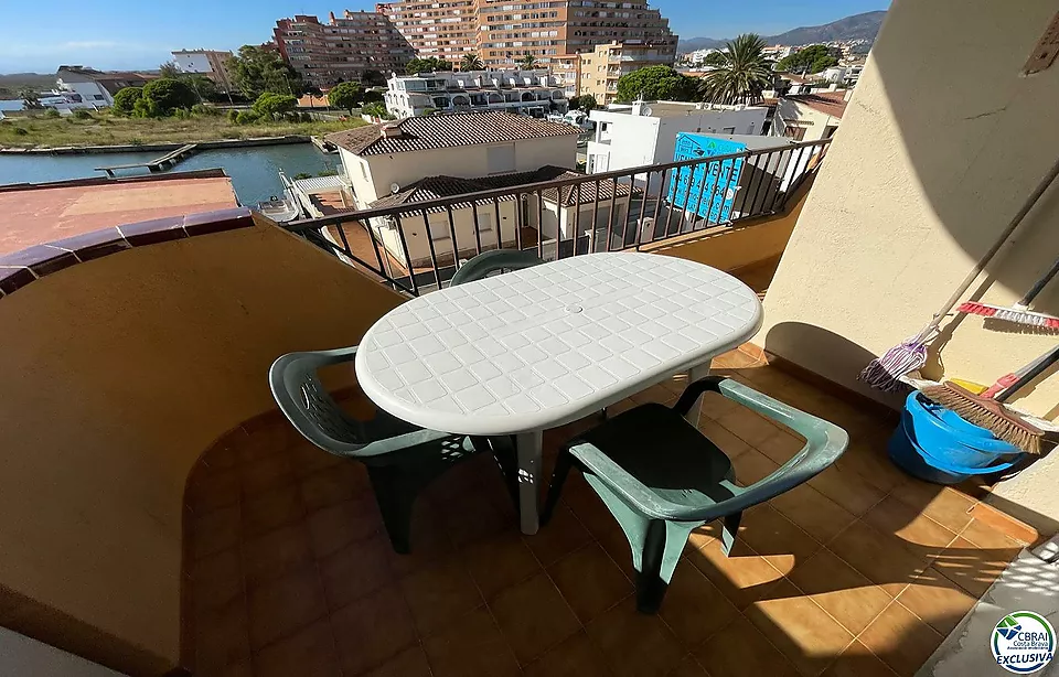 Apartamento de 1 dormitorio con parking privado, bonitas vistas al canal a 200 metros de la playa