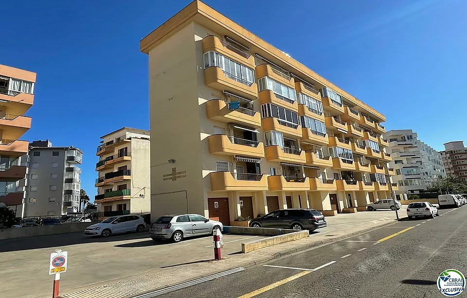 Apartamento de 1 dormitorio con parking privado, bonitas vistas al canal a 200 metros de la playa