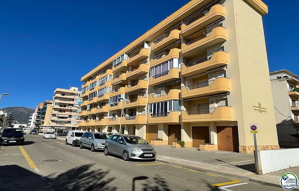 Apartamento de 1 dormitorio con parking privado, bonitas vistas al canal a 200 metros de la playa