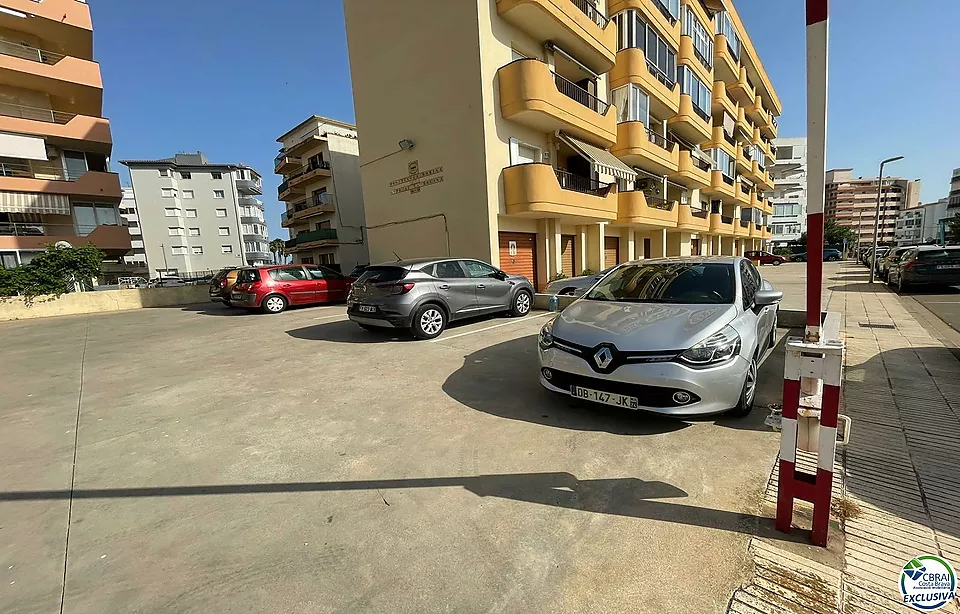 Apartamento de 1 dormitorio con parking privado, bonitas vistas al canal a 200 metros de la playa