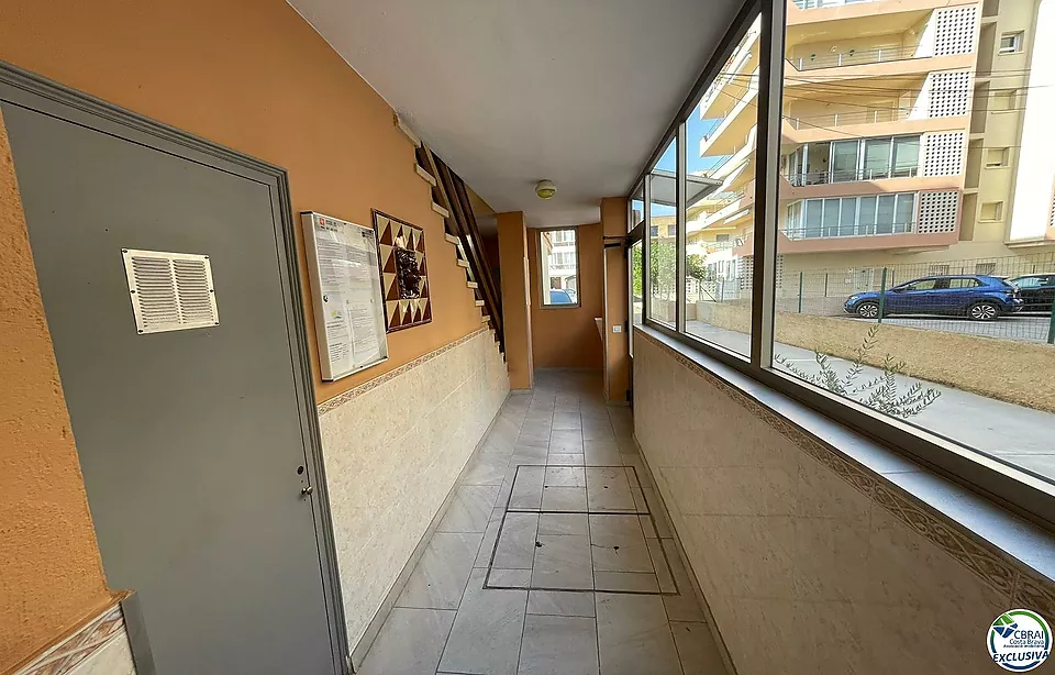 Apartamento de 1 dormitorio con parking privado, bonitas vistas al canal a 200 metros de la playa