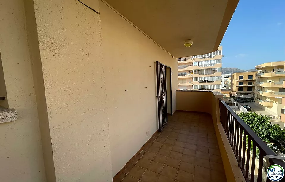 Apartamento de 1 dormitorio con parking privado, bonitas vistas al canal a 200 metros de la playa