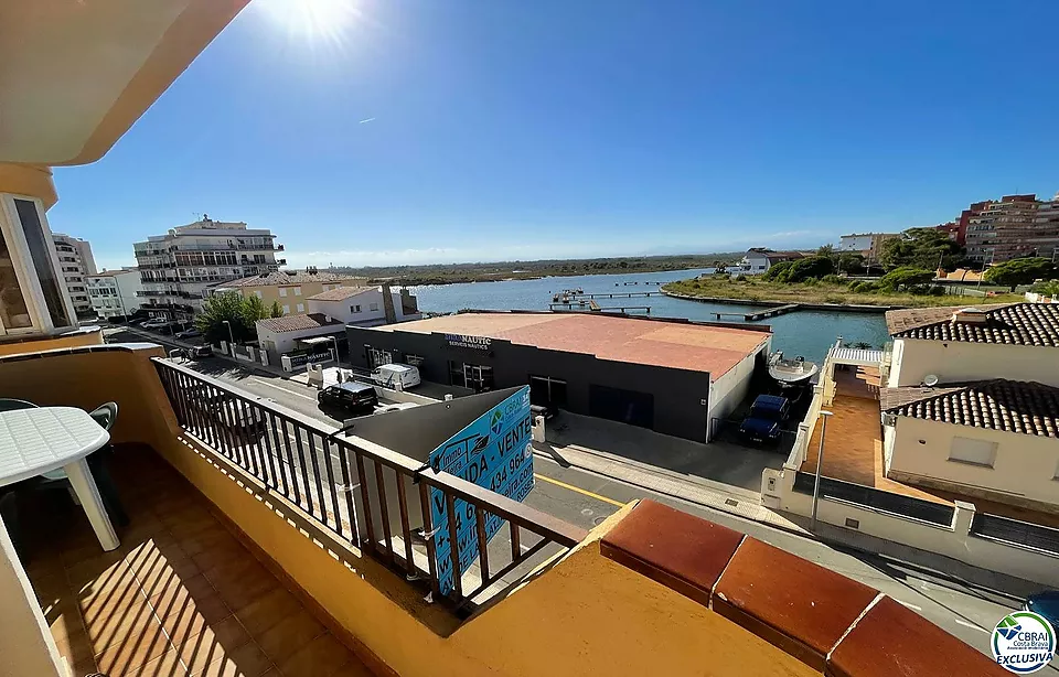 Apartamento de 1 dormitorio con parking privado, bonitas vistas al canal a 200 metros de la playa