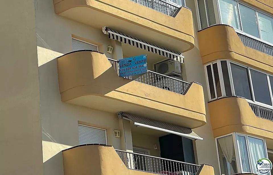 Apartamento de 1 dormitorio con parking privado, bonitas vistas al canal a 200 metros de la playa