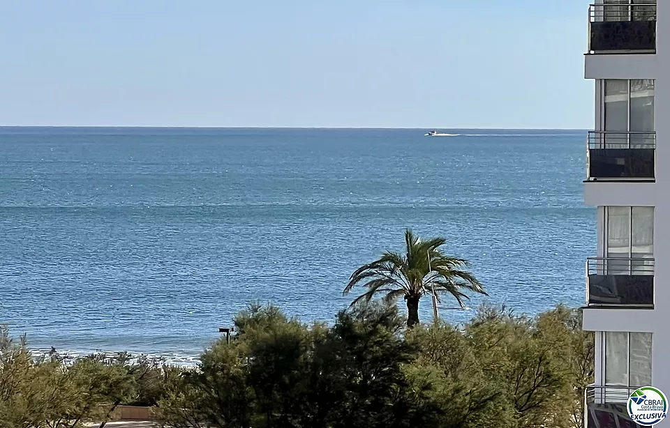 Renovated Studio 50m from the Beach in Roses, Costa Brava – Sea View and High-End Features