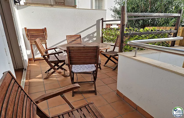 Charming 2-bedroom apartment located in Roses, in the Santa Margarita area.