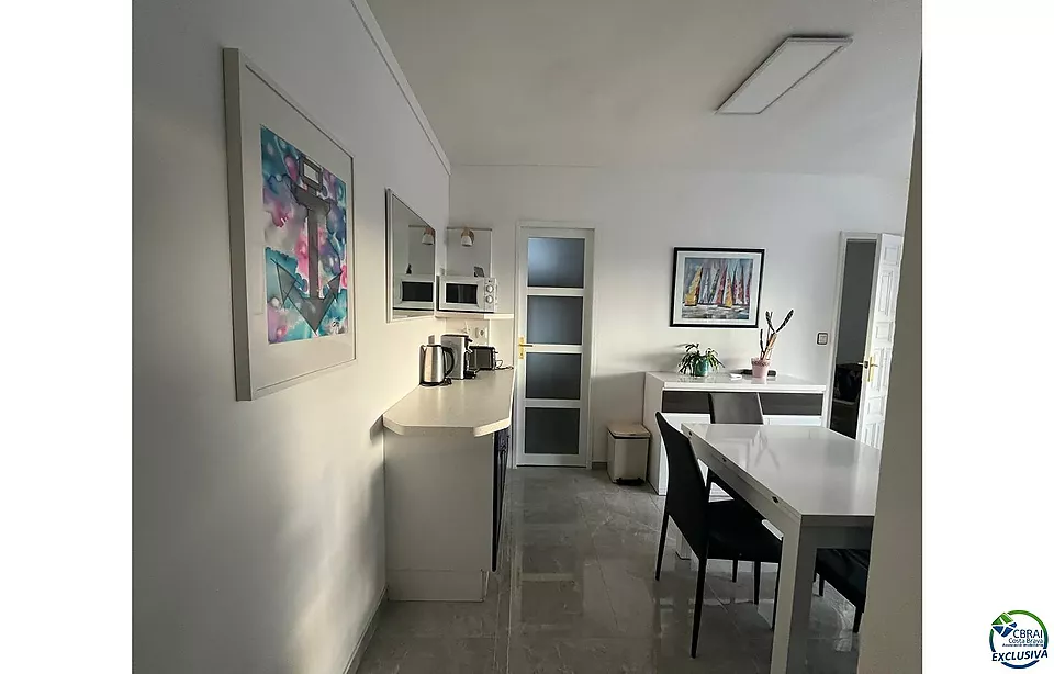 Apartament renovat amb vistes al Port Nàutic d'Empuriabrava, llicència turística,  a prop de la platja i comerços.