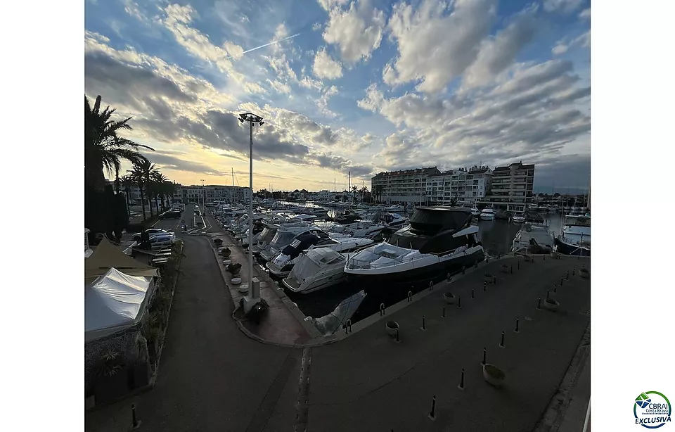 Apartament renovat amb vistes al Port Nàutic d'Empuriabrava, llicència turística,  a prop de la platja i comerços.