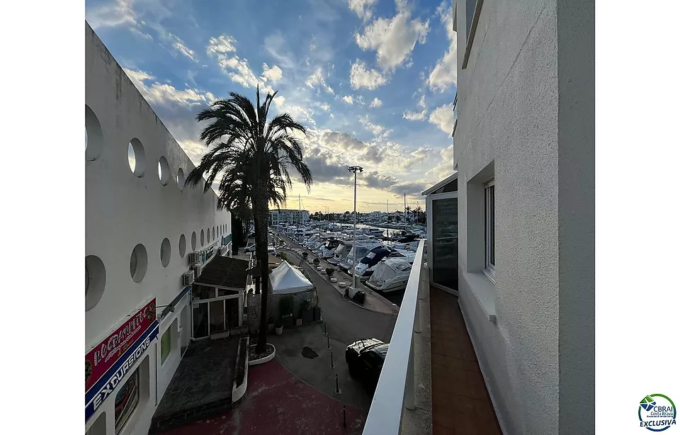 Apartament renovat amb vistes al Port Nàutic d'Empuriabrava, llicència turística,  a prop de la platja i comerços.