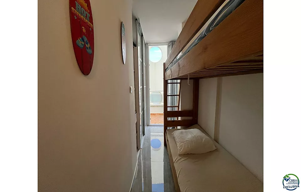 Apartament renovat amb vistes al Port Nàutic d'Empuriabrava, llicència turística,  a prop de la platja i comerços.