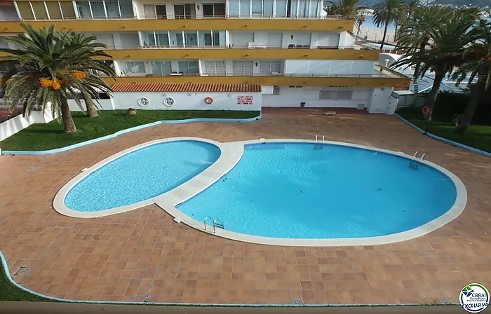 2 bedroom apartment with sea views