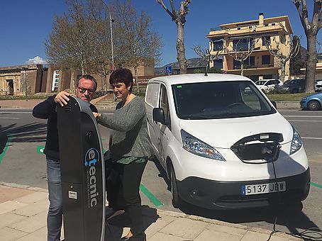 Roses posa en marxa 2 punts de recàrrega de vehicles elèctrics