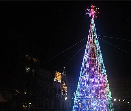 Weihnachten ist bereits in Roses mit der traditionellen Beleuchtung von Weihnachtslichtern angekommen